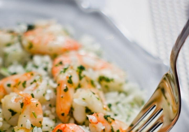 Prato com arroz e camarão