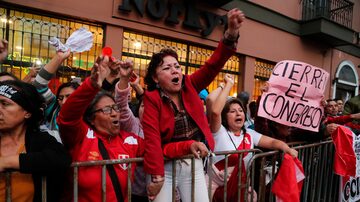 Manifestantes em frente ao Congresso do Peru. Foto: Martin Mejia/AP Photo