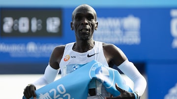 FILE - Kenya's Eliud Kipchoge crosses the line to win the Berlin Marathon in Berlin, Germany, Sept. 25, 2022. A 38-year-old who has been collecting marathon victories since 2013, Kipchoge will make his Boston Marathon debut on Monday, April 17, 2023, in the 127th edition of the world’s longest-running long run. A victory would give him wins in an unprecedented five of the six major marathons. (AP Photo/Christoph Soeder, File). Foto: Christoph Soeder/AP Photo