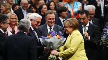 Novo presidente recebeu flores da chanceler alemã Angela Merkel. Foto: Odd Andersen/AFP