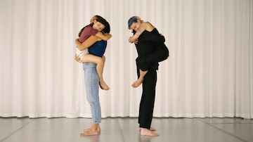 Movement donors, left, and dancers at Katja Heitmann's "Motus Mori" dance initiative in Tilburg, the Netherlands, June 23, 2022. The choreographer Katja Heitmann collects peopleÕs habits and mannerisms Ñ how they walk, stand, kiss, sleep and fidget Ñ for her ongoing dance project. (Melissa Schriek/The New York Times). Foto: Melissa Schriek/The New York Times