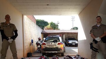Policiais encontraram mil calcinhas e 45 sutiãs escondidos no quarto do homem, na cidade de Turmalina. Foto: Polícia Militar de Minas Gerais/Divulgação