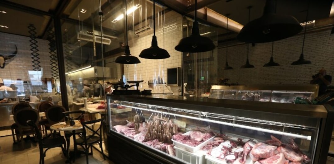 Em meio ao salão, a vitrine, onde as carnes de cortes menos usuais, que são o carro chefe do novo restaurante ficam expostas. Foto: Alex Silva|Estadão 