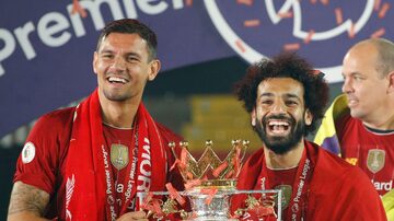 Soccer Football - Premier League - Liverpool v Chelsea - Anfield, Liverpool, Britain - July 22, 2020 Liverpool's Dejan Lovren and Mohamed Salah celebrate with the trophy after winning the Premier League Pool via REUTERS/Phil Noble EDITORIAL USE ONLY. No use with unauthorized audio, video, data, fixture lists, club/league logos or 'live' services. Online in-match use limited to 75 images, no video emulation. No use in betting, games or single club/league/player publications.  Please contact your account representative for further details. Foto: REUTERS/Phil Noble