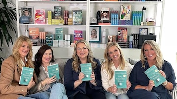 A atriz Reese Whiterspoon mantém seu clube do livro, o Reese's Book Club, desde 2017 e divulga obras escritas por mulheres. Foto: Reese's Book Club/Divulgação