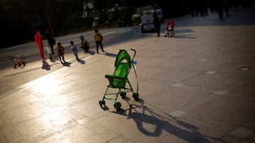 Mães brincam com crianças no centro de Xangai. Foto: REUTERS/Carlos Barria (19/11/2013)