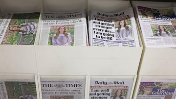 Notícias de jornais britânicos, todos com manchetes sobre Kate, Princesa de Gales, depois que ela revelou tratamento de um câncer