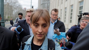 Allison Mack ao ser liberada após pagar fiança nos EUA. Foto: Lucas Jackson/Reuters