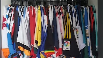 Torcedores colecionam camisas de times de futebol do Brasil, mas preços os fazem buscar mercados alternativos. Foto: Arquivo Pessoal