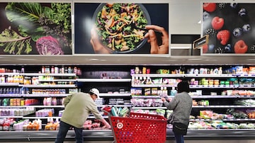 Consumidores em mercado nos EUA; inflação no país subiu 0,3% em fevereiro, abaixo do aumento de 0,4% em janeiro