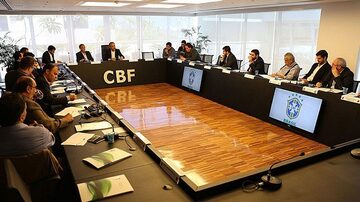 Representantes da Série A junto com Vicente Cândido, diretor de Assuntos Internacioais da CBF. Foto: Fernando Alves/CBF