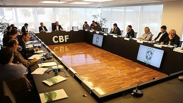Representantes da Série A junto com Vicente Cândido, diretor de Assuntos Internacioais da CBF. Foto: Fernando Alves/CBF