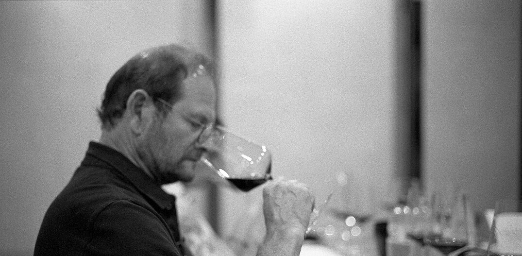 O francês Pierre Lurton prova vinhos na Casa Tés, no Vale da Grama. Foto: Casa Tés