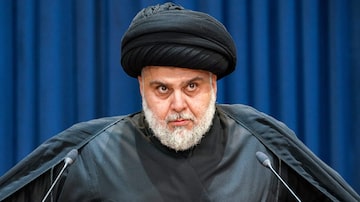 TOPSHOT - Shiite Muslim cleric Moqtada Sadr gives a speech in Iraq's central holy shrine city of Najaf on August 30, 2022. - Iraqi supporters of powerful cleric Moqtada Sadr began withdrawing from Baghdad's Green Zone on August 30 after he demanded fighting end between rival Shiite forces and the army that left 23 dead and hundreds wounded. (Photo by Qassem al-KAABI / AFP). Foto: Qassem al-Kaabi/ AFP