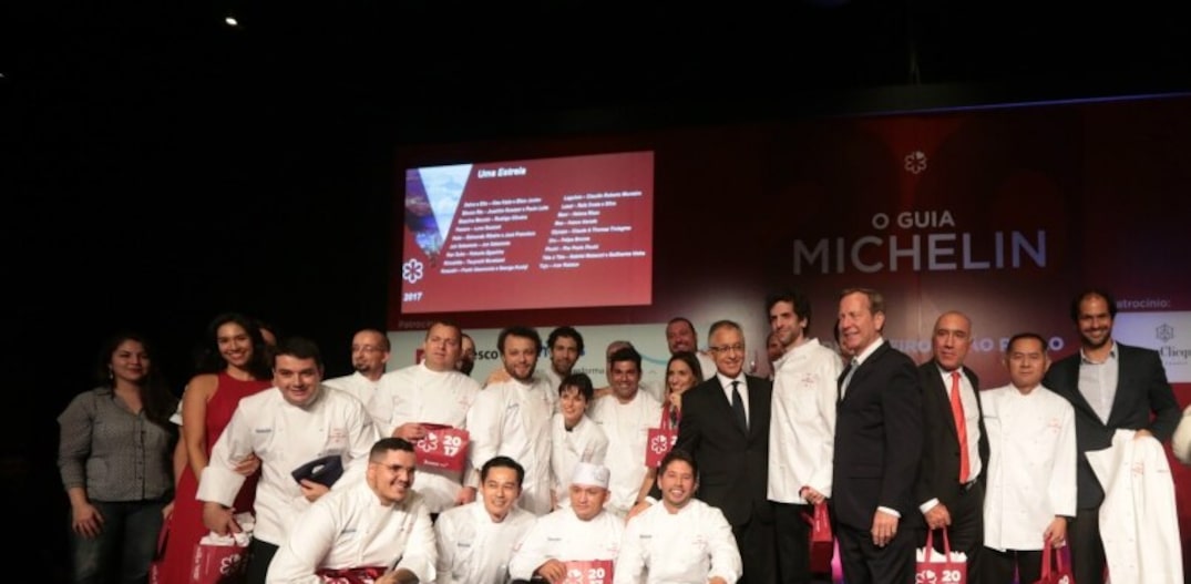 Chefs estrelados sobem ao palco após a premiação do Michelin em 2017. Foto: Alex Silva|Estadão