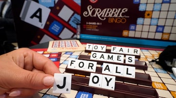 A Scrabble game with larger tiles is displayed at the 2023 Toy Fair, in New York's Javits Center, Monday, Oct. 2, 2023. Toymakers are tweaking original classic games or coming out with new ones that embrace an audience that's been around for a while: people over 65 years old. (AP Photo/Richard Drew). Foto: Richard Drew/AP