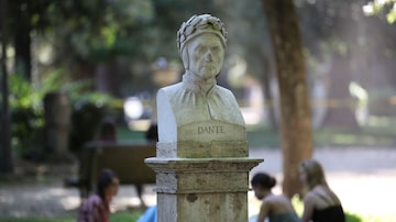 Busto do poeta italiano Dante Alighiere em Roma. Foto: Yara Nardi/Reuters