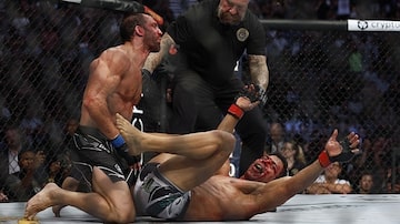 O brasileiro Paulo Borrachinha vibra com sua vitória sujo do sangue do ex-campeão Luke Rockhold, em luta da noite no UFC 278. Foto: Jeffrey Swinger/USA Today