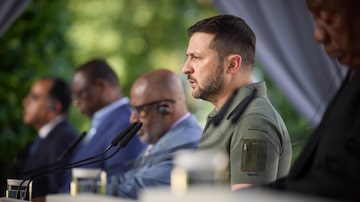 In this photo provided by the Ukrainian Presidential Press Office, Ukrainian President Volodymyr Zelenskyy, second from right, attends his meeting with delegation of African leaders in Kyiv, Ukraine, Friday, June 16, 2023. (Ukrainian Presidential Press Office via AP). Foto: Presidência da Ucrânia via AP