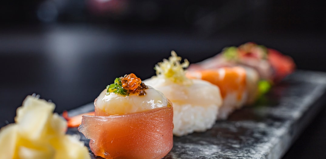 NO balcão de sushi você pode se entregar aos cuidados do sushiman Billy Tatsushi (ex-Santa Maria), deixando com ele a escolha de uma sequência de sushis e sashimis. Foto: Elvis Fernandes