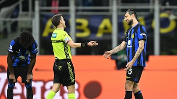 Soccer Football - Serie A - Inter Milan v Napoli - San Siro, Milan, Italy - March 17, 2024 Inter Milan's Francesco Acerbi and referee Federico La Penna after the match REUTERS/Daniele Mascolo