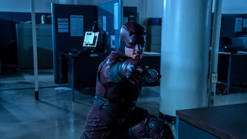 Charlie Cox como o herói Demolidor em cena da terceira temporada da série. Foto: David Lee/Netflix
