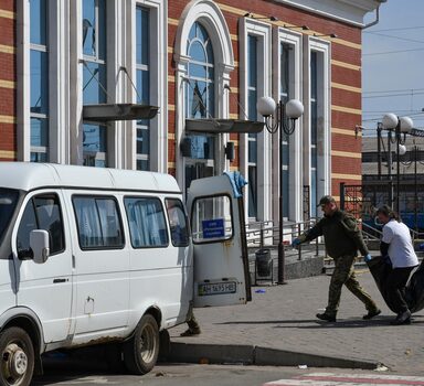 Militares ucranianos carregam um corpo após bombardeio russo na estação ferroviária de Kramatorsk, Ucrânia