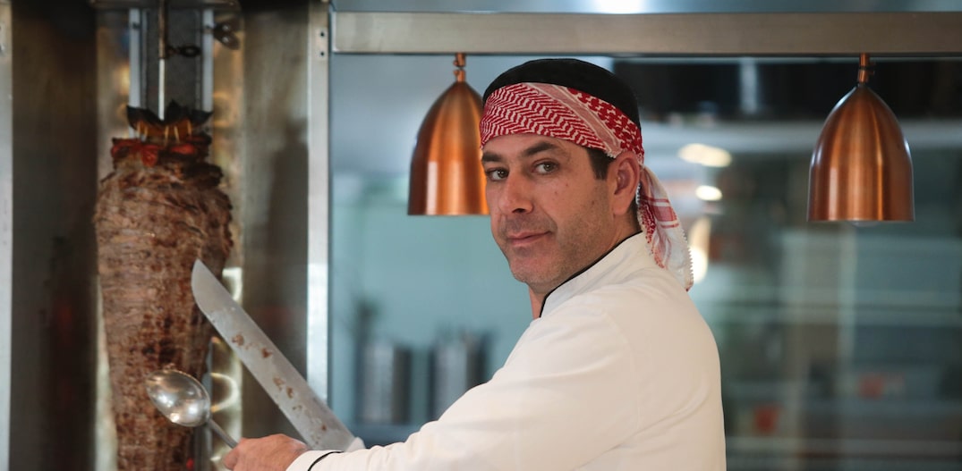 O chef. Mahmoud Ghaloul e o shawarma. Foto: Felipe Rau/Estadão