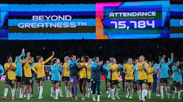 Australian players celebrate at the end of the Australia and New Zealand 2023 Women's World Cup round of 16 football match between Australia and Denmark at Stadium Australia in Sydney on August 7, 2023. (Photo by FRANCK FIFE / AFP). Foto: Franck Fife/AFP