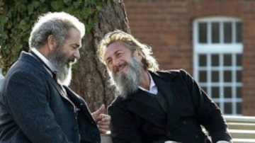 Sean Penn (à direita) sorri pra Mel Gibson em "O Gênio e o Louco" - Foto: @Golden Scene + Imagem