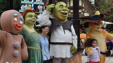 Nada distante. Personagens de 'Shrek' surgemna Vila Germânica para posar com visitantes. Foto: Monica Nobrega/Estadão