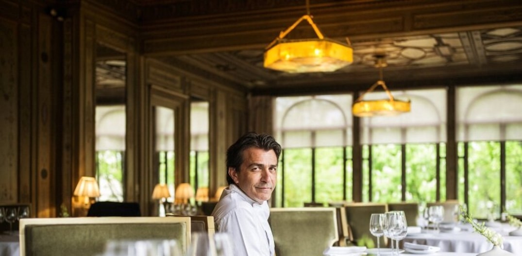 Em seu restaurante Pavillon Ledoyen, Yannick Alléno criou um cardápio mais enxuto para o almoço. Foto: Ed Alcock|NYT