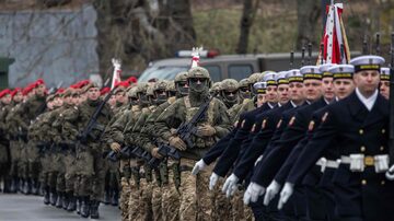 Soldados são vistos marchando em um desfile durante uma cerimônia para marcar o 25º aniversário da Polônia ingressando na OTAN, em 12 de março de 2024 em Varsóvia.