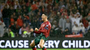 Portugal's Cristiano Ronaldo celebrates after scoring his side's third goal during the Euro 2024 group J qualifying soccer match between Portugal and Slovakia at the Dragao stadium in Porto, Portugal, Friday, Oct. 13, 2023. (AP Photo/Luis Vieira). Foto: Luis Vieira/ AP