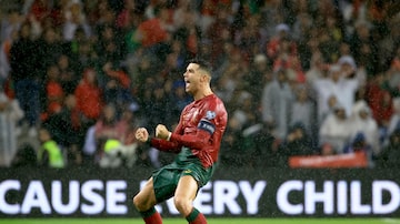 Portugal's Cristiano Ronaldo celebrates after scoring his side's third goal during the Euro 2024 group J qualifying soccer match between Portugal and Slovakia at the Dragao stadium in Porto, Portugal, Friday, Oct. 13, 2023. (AP Photo/Luis Vieira). Foto: Luis Vieira/ AP