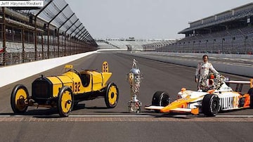 A foto do centenário das 500 milhas de Indianápolis: Dan Wheldon e o troféu, com o carro de Ray Harroun. Foto: Estadão