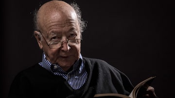 (FILES) In this file photo taken on August 11, 2017, Chilean writer Jorge Edwards poses during a photo session in Santiago. - Edwards, a Chilean novelist, journalist and diplomat who received the Cervantes Prize in 1999, died in Madrid on March 17, 2023, aged 91, his son confirmed. (Photo by Martin BERNETTI / AFP). Foto: Martin Bernetti/AFP