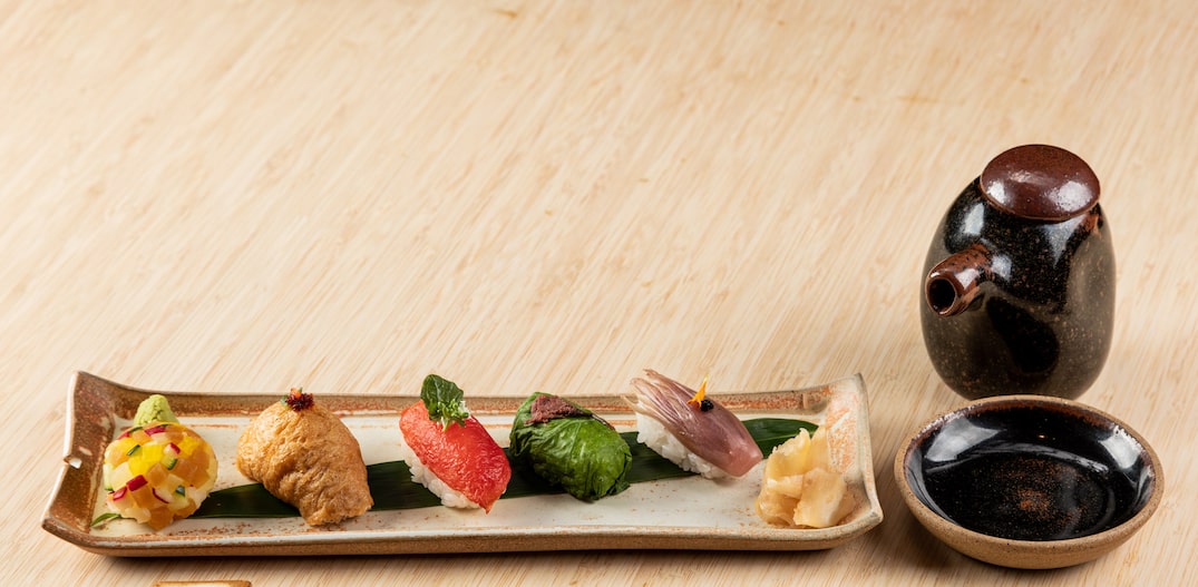 Seleção de sushis do novo menu-degustaçãovegano do Aizomê. Foto: Rafael Salvador 