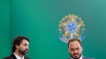 Leo Indio ao lado do primo Carlos Bolsonaro. Foto: Dida Sampaio/Estadão