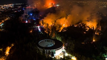 A forest fire affects the hills of Vina del Mar, where hundreds of houses are located, in the Valparaiso Region, Chile, on December 23, 2022. - At least two people died and some 400 homes have been damaged or destroyed in a fire that broke out Thursday in the Chilean seaside resort of Vina del Mar, prompting the government to declare a state of emergency. (Photo by JAVIER TORRES / AFP). Foto: JAVIER TORRES