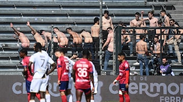 Angers supporters moon the players as Clermont prepares to shoot a penalty  during the French L1 football match between Clermont Foot 63 and SCO Angers at Stade Gabriel Montpied in Clermont-Ferrand, central France on April 16, 2023. (Photo by OLIVIER CHASSIGNOLE / AFP). Foto: Olivier Chassignole/AFP