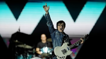 Weezer é a penúltima banda a se apresentar no Palco Mundo no segundo dia de Rock in Rio 2019. Foto: Leo Correa/AP Photo