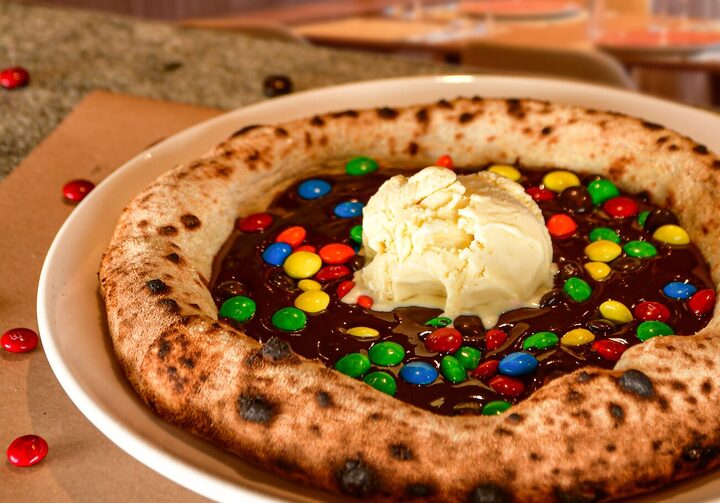 Deliciosa pizza com fondue de chocolate, M&M e sorvete de baunilha.