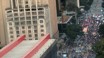 Manifestação contra a reforma fechou os dois sentidos daAvenida Paulista. Foto: JF DIORIO/ESTADAO