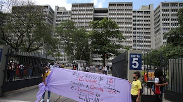 Pouco antes do fechamento dos portões, às 13h, os ativistas estenderam uma faixa em frente à sede da Uerj, no Rio. Foto: WILTON JUNIOR / ESTADAO