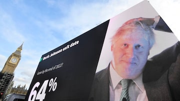 Outdoor eletrônico exibe uma previsão para a saída do premiê britânico, Boris Johnson, em Londres, em 28 de janeiro de 2022. Foto: Toby Melville/Reuters 