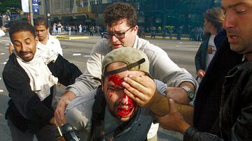 Fotógrafo Alex Silveira, momentos depois de ser atingido por uma bala de borracha em protesto em 2000. Foto: Sebastião Moreira/Reuters