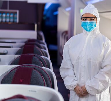 No interior dos aviões, empresas vão investir em segurança sanitária, como a Qatar Airways