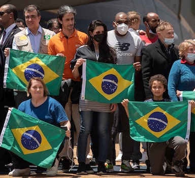 Brasileiros e estrangeiros são recebidos em Brasília após fugirem da guerra na Ucrânia