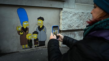 Personagens da série Os Simpsons surgem como vítimas do Holocausto em murais na Itália. Foto: Piero Cruciatti / AFP